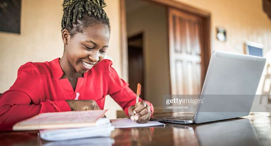 Jeune femme noire utilisant lamp;39;ordinateur portatif. Photo Getty Images - Source: