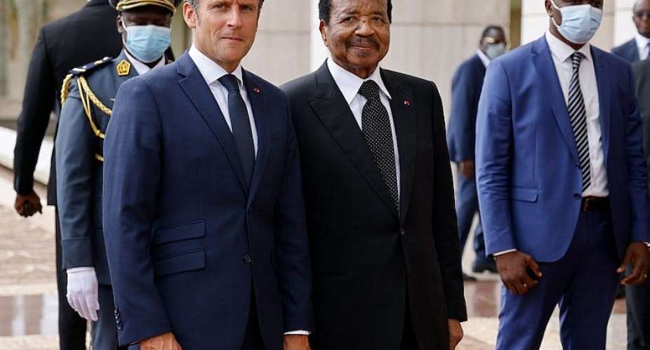 Le prsident franais Emmanuel Macron G pose avec le prsident camerounais Paul Biya  son arrive pour des entretiens au palais prsidentiel de Yaound, le 26 juillet 2022. Photo de Ludovic MarinAFP via Getty Images. - Source: