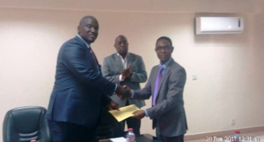 Ebo Hammond, CILT-Ghana President presenting the policy recommendation document to Hon. Anthony Karbo