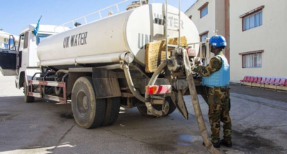 Ghanaian peacekeepers in Lebanon donate water to school and relief agency