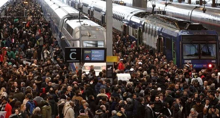 Rail strike set to paralyze SNCF operations on first weekend of Christmas season