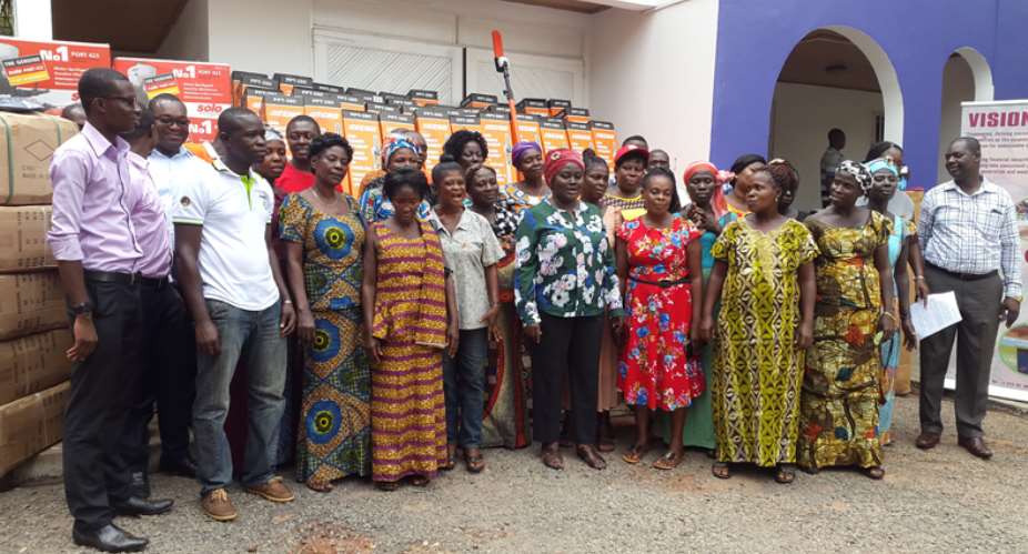 Yaa Peprah Amekudzi and the beneficiaries in a group photograph.