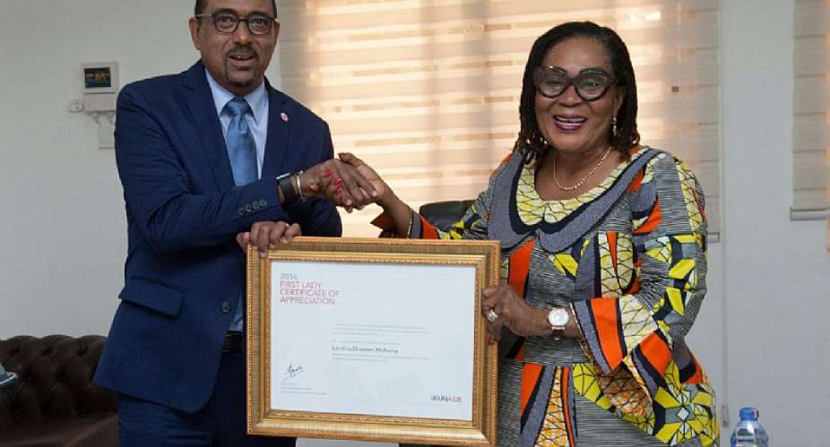 Michel Sidibi presenting the award toFormer First Lady Lordina Mahama