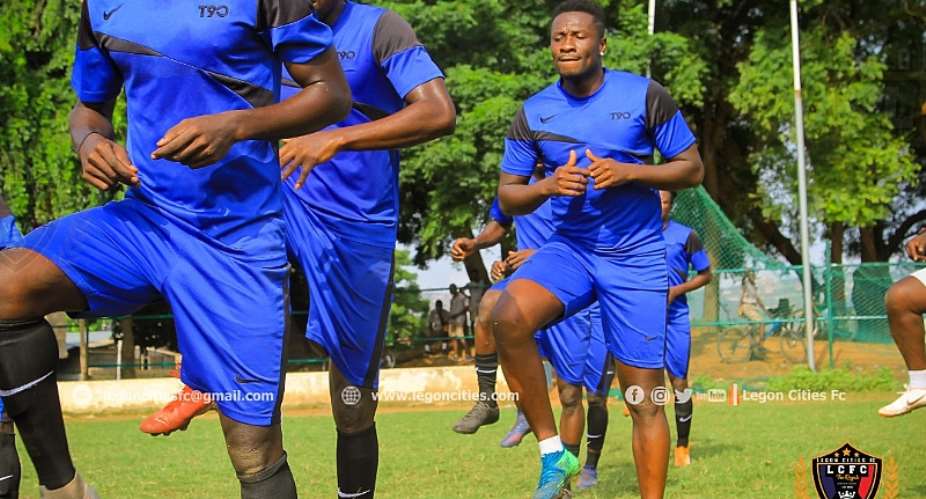Asamoah Gyan trains with teammates