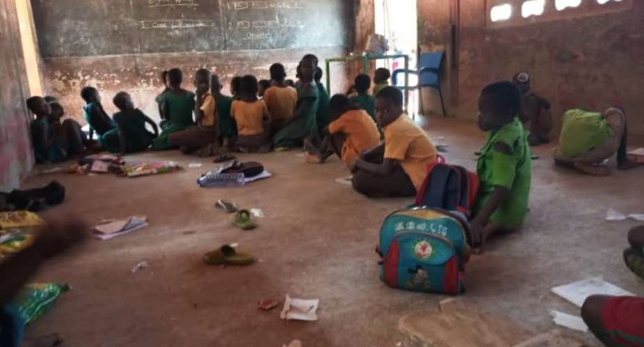 Walewale: Over 300 Pupils Sit On Bare Floor Under Trees To Study At Nazori Primary School
