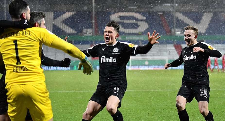 Holstein Kiel feiert die Pokal-Sensation gegen den FC BayernImage credit: Getty Images