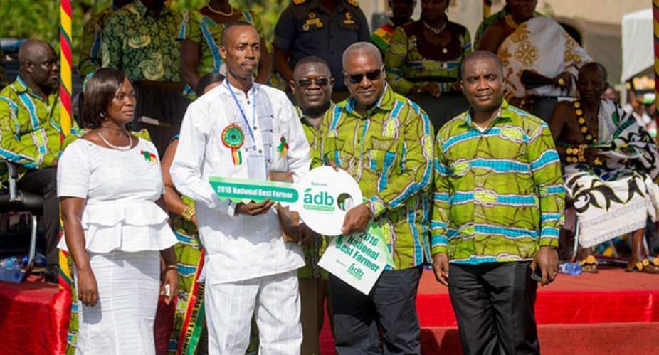 National best farmer 2016 in a pose with President Mahama and wife