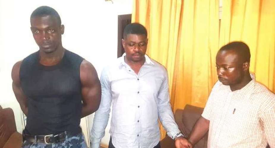 Cop, 2 Others Busted for Robbery