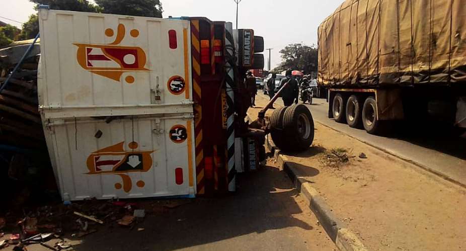 Kumasi:  One Person Killed After Loaded Truck Runs Into 5 Parked Cars