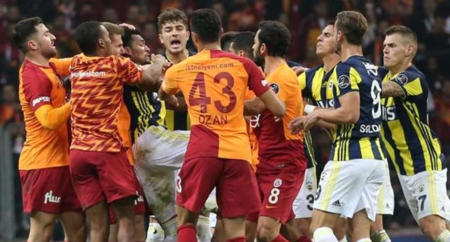 Andre Ayew Escapes An Over Galatasaray-Fenerbahce Brawl