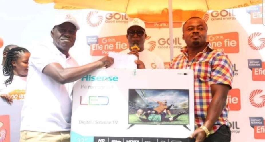 MDGroup CEO of GOIL, Mr. Kwame Osei Prempeh left presenting a Television set to one of the top winners