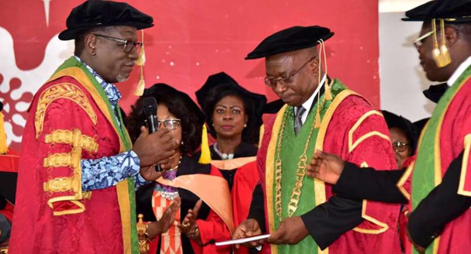 Chancellor presenting medallion of office to the new Vice Chancellor