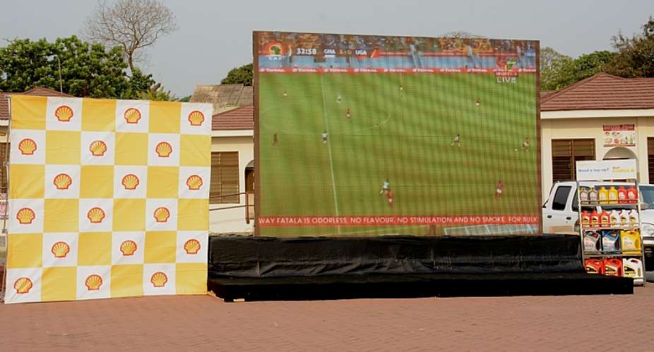 Shell Mounts Giant Screens For Football Fans