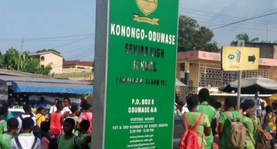 Regional Minister Supports Konongo Odumasi SHS Fire Victims