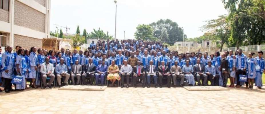 Group photo of Graduands with Governing Council members of IHRMP