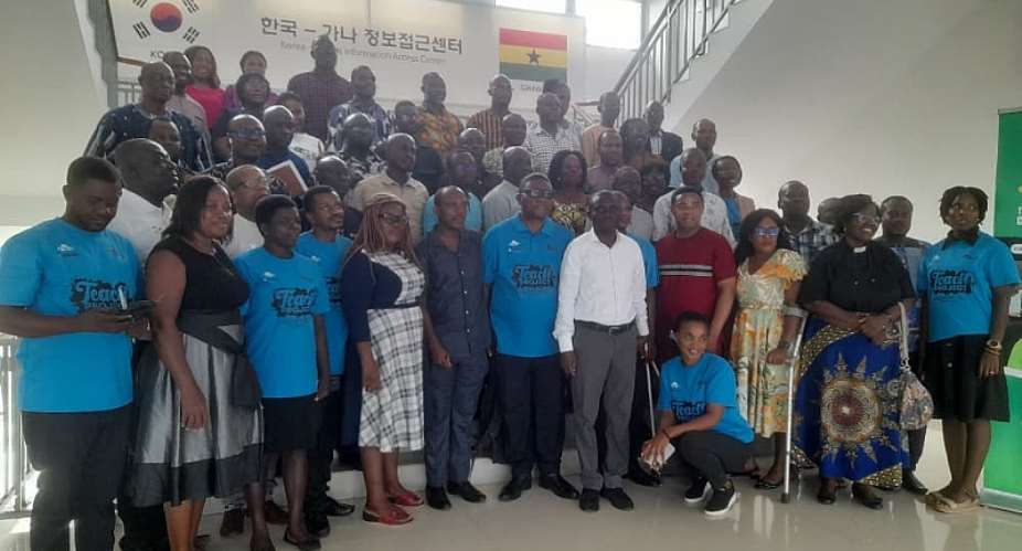 Stakeholders in pose with the New Horizon Foundation