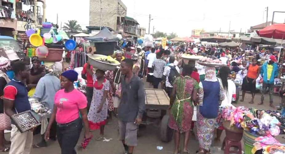 Confusion in Ashaiman as Assembly blocks major road for hawkers to trade
