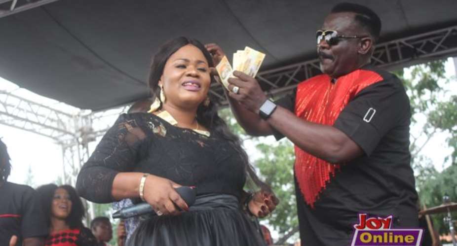 Lil Win, Koo Fori Blow Money On Obaapa Christy At KABA Funeral