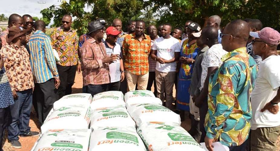 Agric Minister Presents 500 Fertilizer Bags to Planting for Food and Jobs Farmers