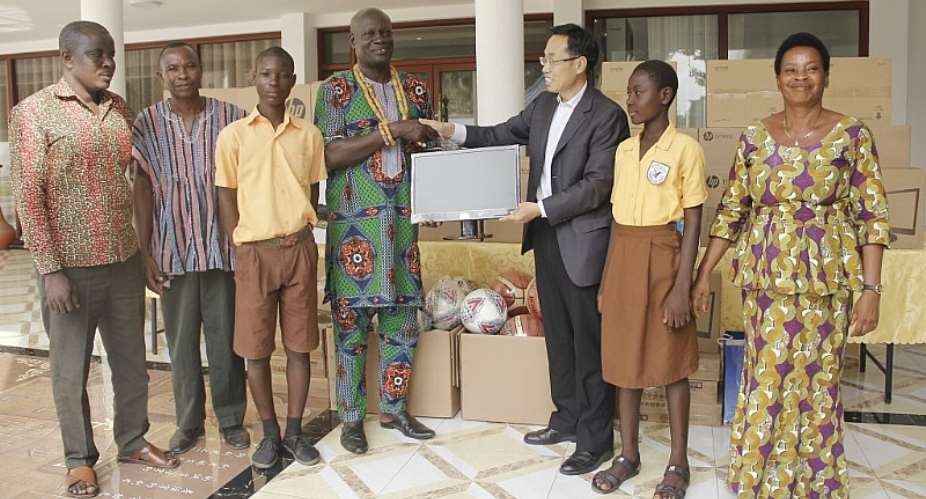 Nene Ogah Osuagbo I receiving the items on behalf of his traditional area