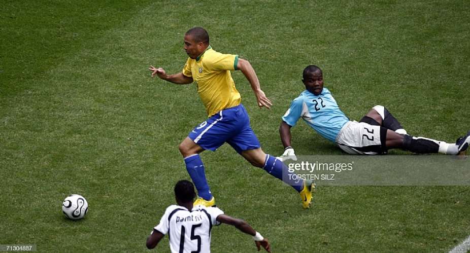 Dortmund, GERMANY: Brazilian forward Ronaldo fights for the ball with Ghanaian goalkeeper Richard Kingson (R) and Ghanaian defender John Pantsil before scoring the first goal for his team during the last 16 World Cup football match between Brazil and Ghana at Dortmunds World Cup Stadium, 27 June 2006. The winner of the match will play either Spain or France in the next round. AFP PHOTO / DDP / TORSTEN SILZ (Photo credit should read TORSTEN SILZ/DDP/AFP via Getty Images)