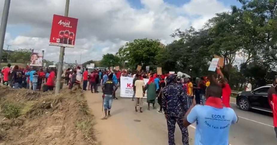 Weija-Gbawe: Well not rest until Kwesi Badu is arrested —Taxi drivers demonstrate over wrongful demolition