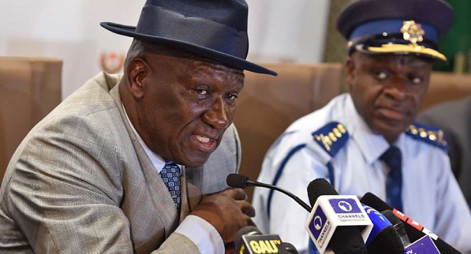South African police minister Bheki Cele left claims success in the investigation of political killings in KwaZulu-Natal. With him is the head of the police, Khehla Sithole. - Source: GCIS
