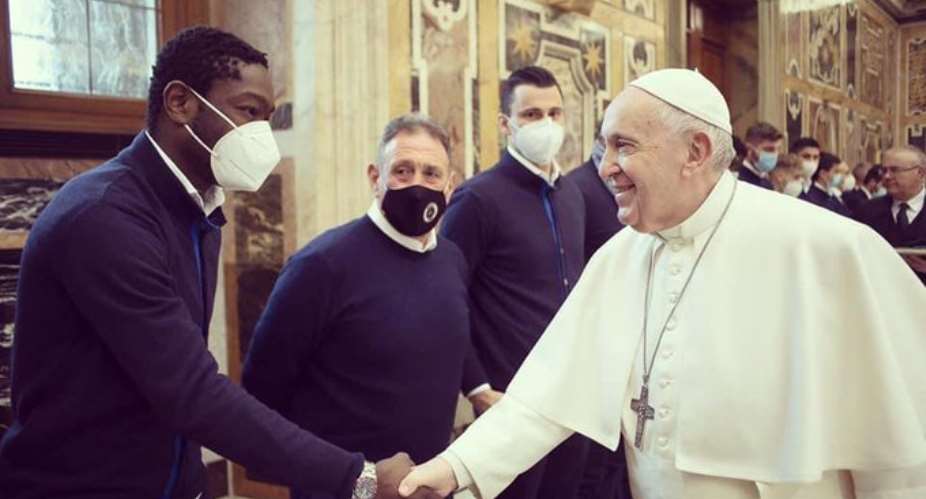Emmanuel Gyasi shaking Pope Francis