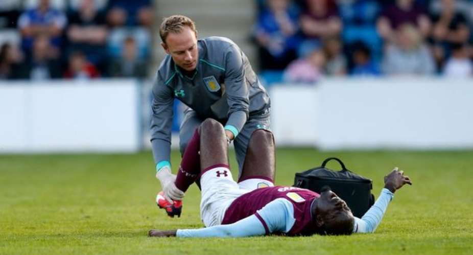 Big injury Blow As Aston Villa Winger Albert Adomah Hobbles Off In Brentford Defeat On Boxing Day
