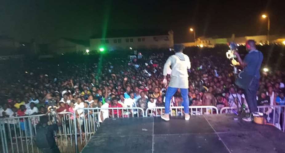 Amerado execute fans at Shatta Wale's Reign Thanksgiving concert with menpe