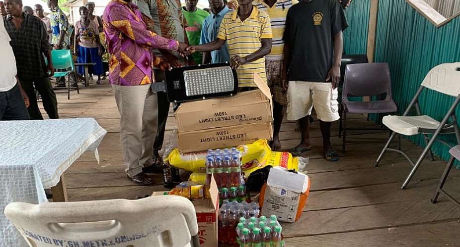 Jomoro MP donating to the Nzulezo community