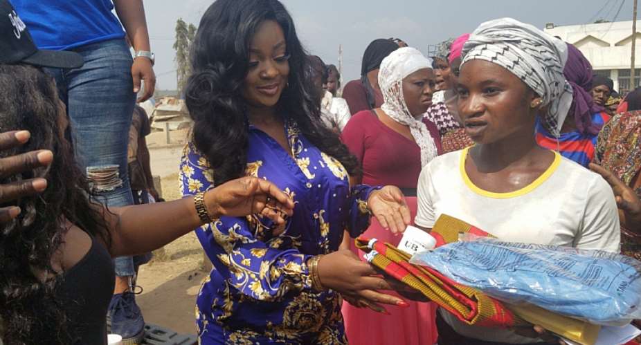 Jackie Appiah donates to Kayayeis at Agbogbloshie market Video