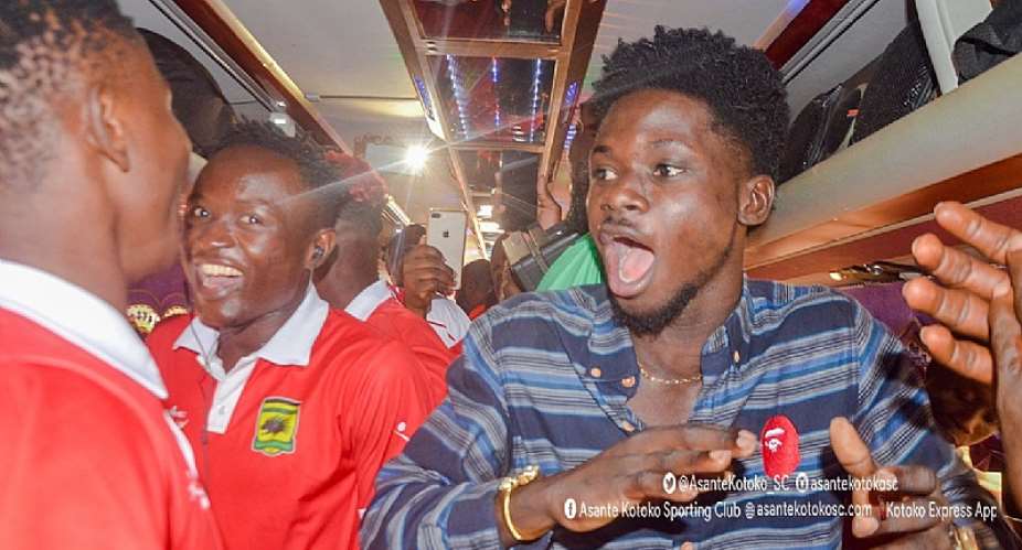 VIDEO: Watch As Kuami Eugene Join Kotoko Players To Celebrate Hearts Win