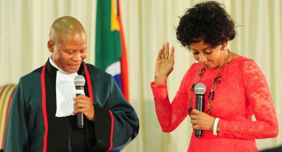 Lindiwe Sisulu pledges to uphold the constitution before fomer Chief Justice Mogoeng Mogoeng in 2014. - Source: GCISFlickr