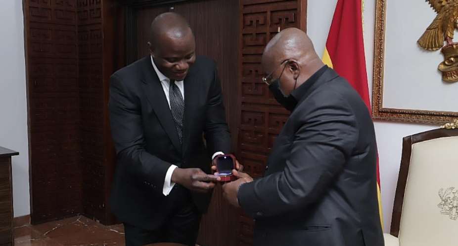 Akufo-Addo receives Otumfuos gold coin