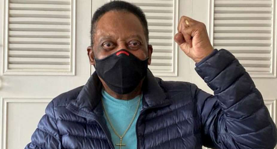 Pele back in hospital for treatment on colon tumour