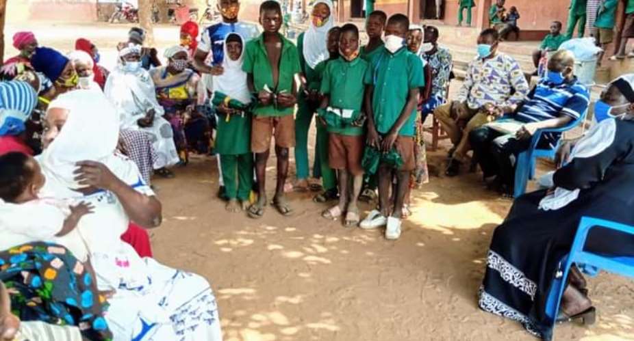 Damongo: Basic School Teacher donates school uniforms to pupils