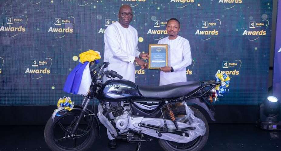 Mr. Shaibu Haruna Presents Prize To Overall Winner For Northern Ghana- Kingdom Books And Stationery- KNUST Campus