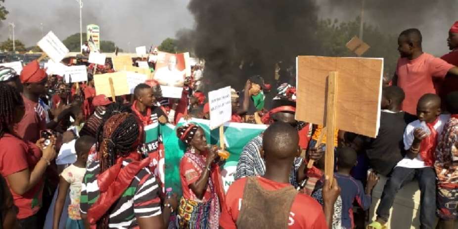 Damongo: NDC supporters burn tyres, demonstrate against EC, killing of voters again