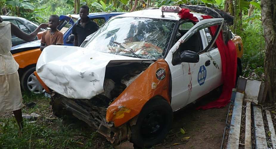 HEAD-ON COLLISION CLAIMS 2 LIVES, INJURES 7 OTHERS