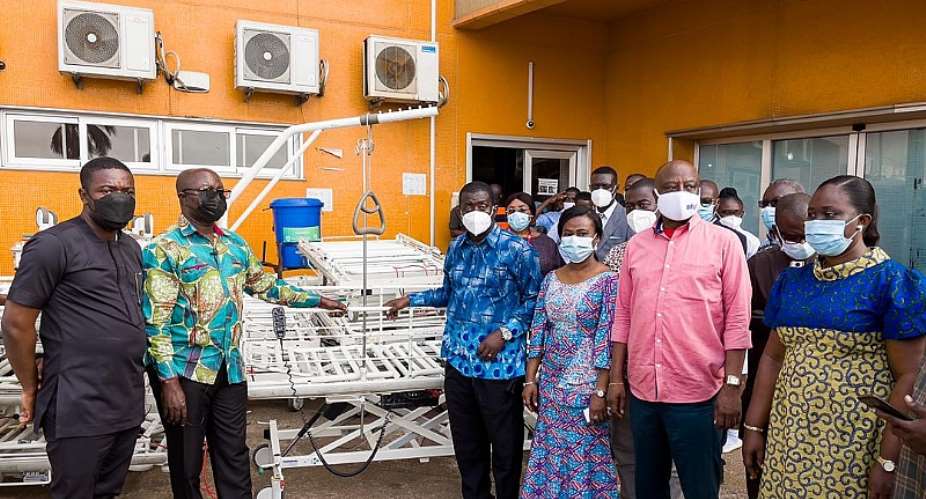 The dignitaries in a symbolic handover of the hospital beds.