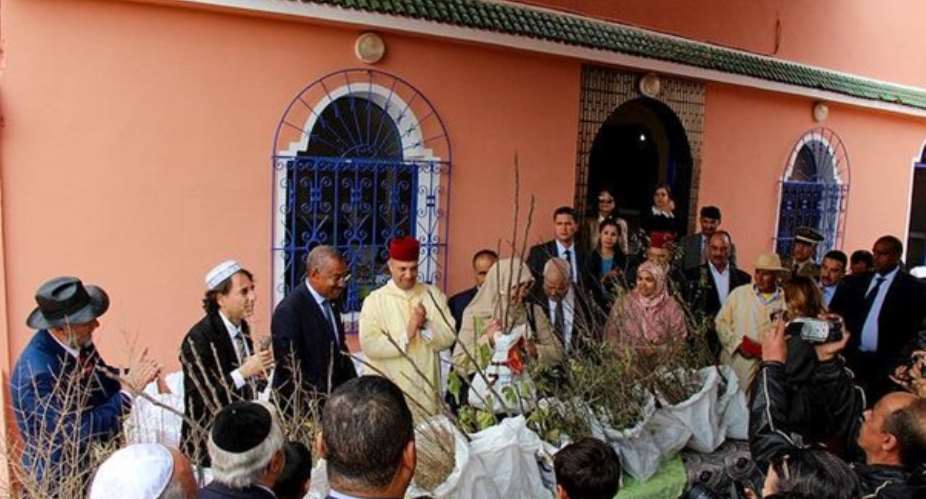 At the Akrich interfaith tree nursery in 2015 during its distribution of trees with the areas farming families, from left to right are President of the Jewish Community of Marrakech-Safi Jacky Kadoch, High Atlas Foundation President and author Yossef Ben-Meir, United States Ambassador Dwight Bush, and Governor of Al Haouz Province Younes El Bathaoui (photo by HAF).