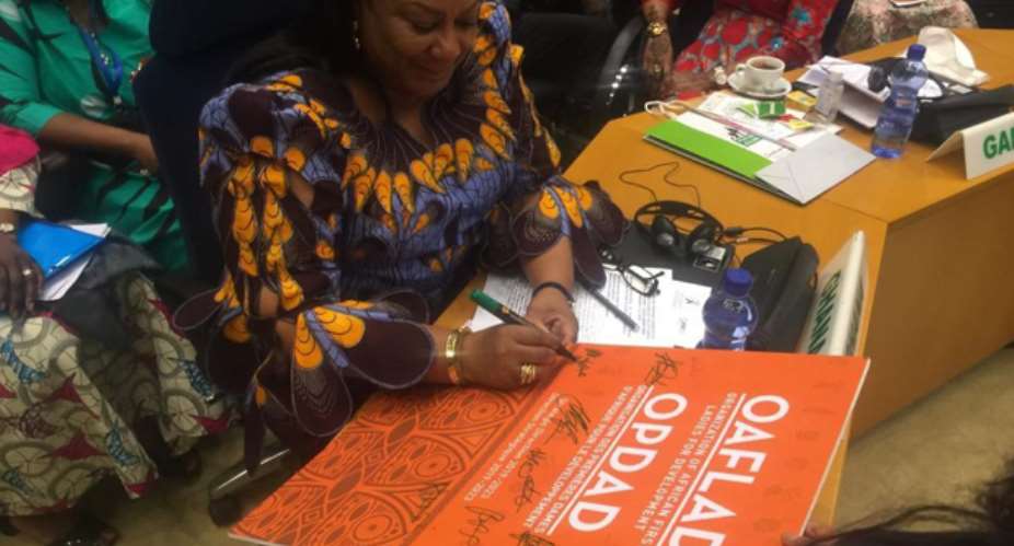 First Lady, Rebecca Akufo-Addo signing the document in support of the new strategy of OAFLAD