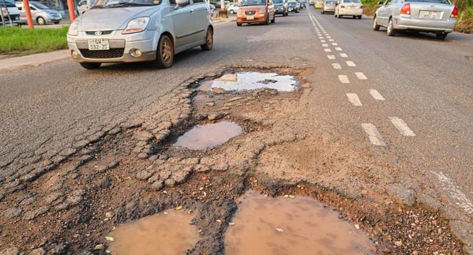 Gov’t releases GHS150 million to Roads Ministry to patch potholes across the country