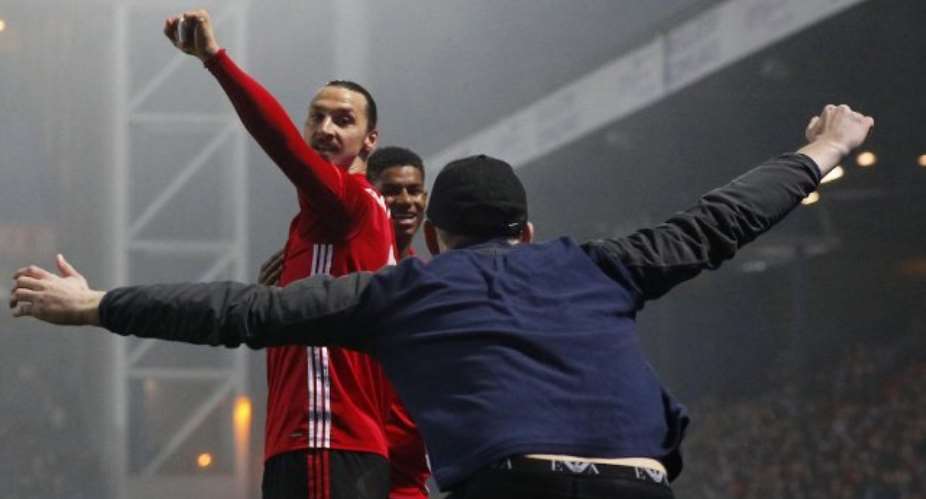 Zlatan Ibrahimovic, Paul Pogba combine to send Manchester United into quarter-final
