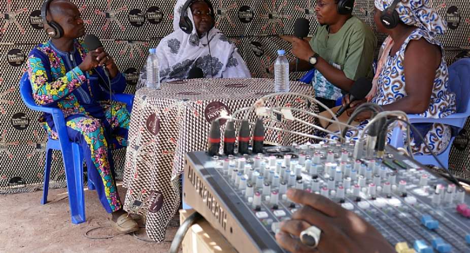 Studio Tamani journalists interviewing Malian women for their daily radio show.  - Source: Samuel TurpinFondation Hirondelle