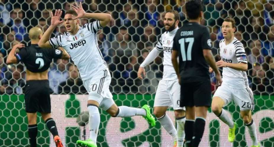Marko Pjaca and Dani Alves give Juventus control against 10-man Porto