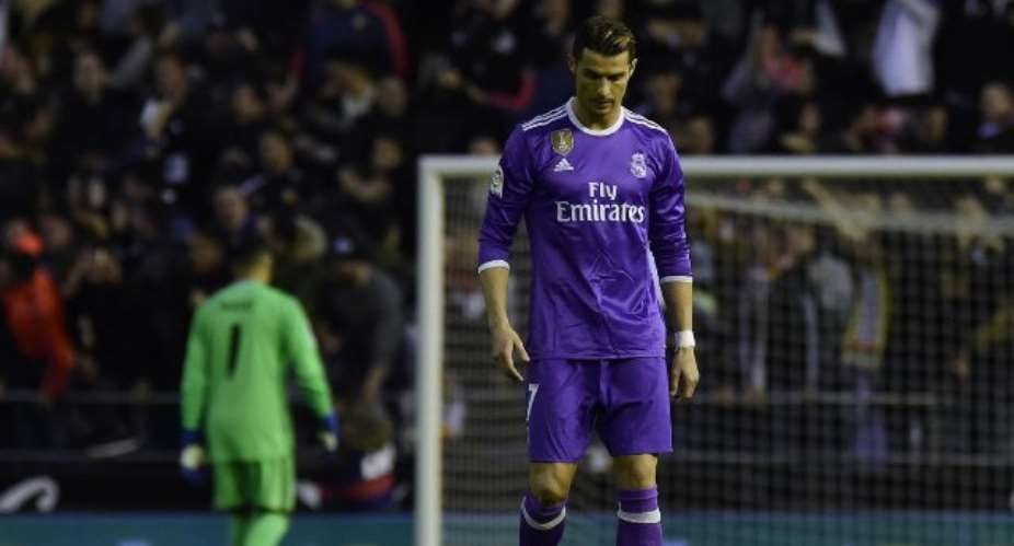Real Madrid suffer shock defeat at Valencia to open up title race
