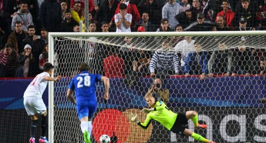 Schmeichel's heroics keep Leicester's Champions League dream alive