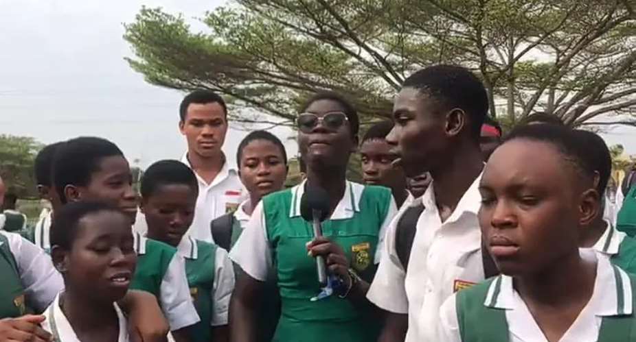 Odorgonno SHS students protest over malfunctioning traffic lights on Awoshie-Anyaa road